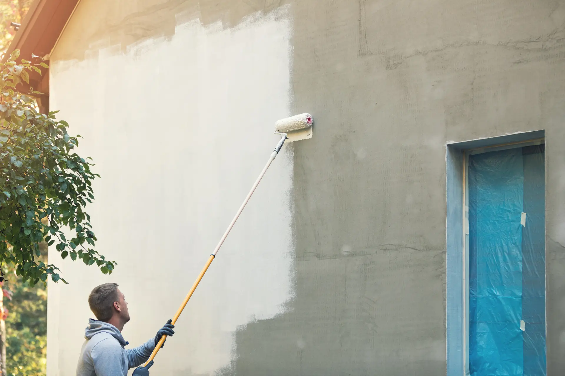 Pintor trabajando en una fachada en Vigo